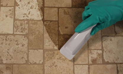 grout-sealing-tile-floor